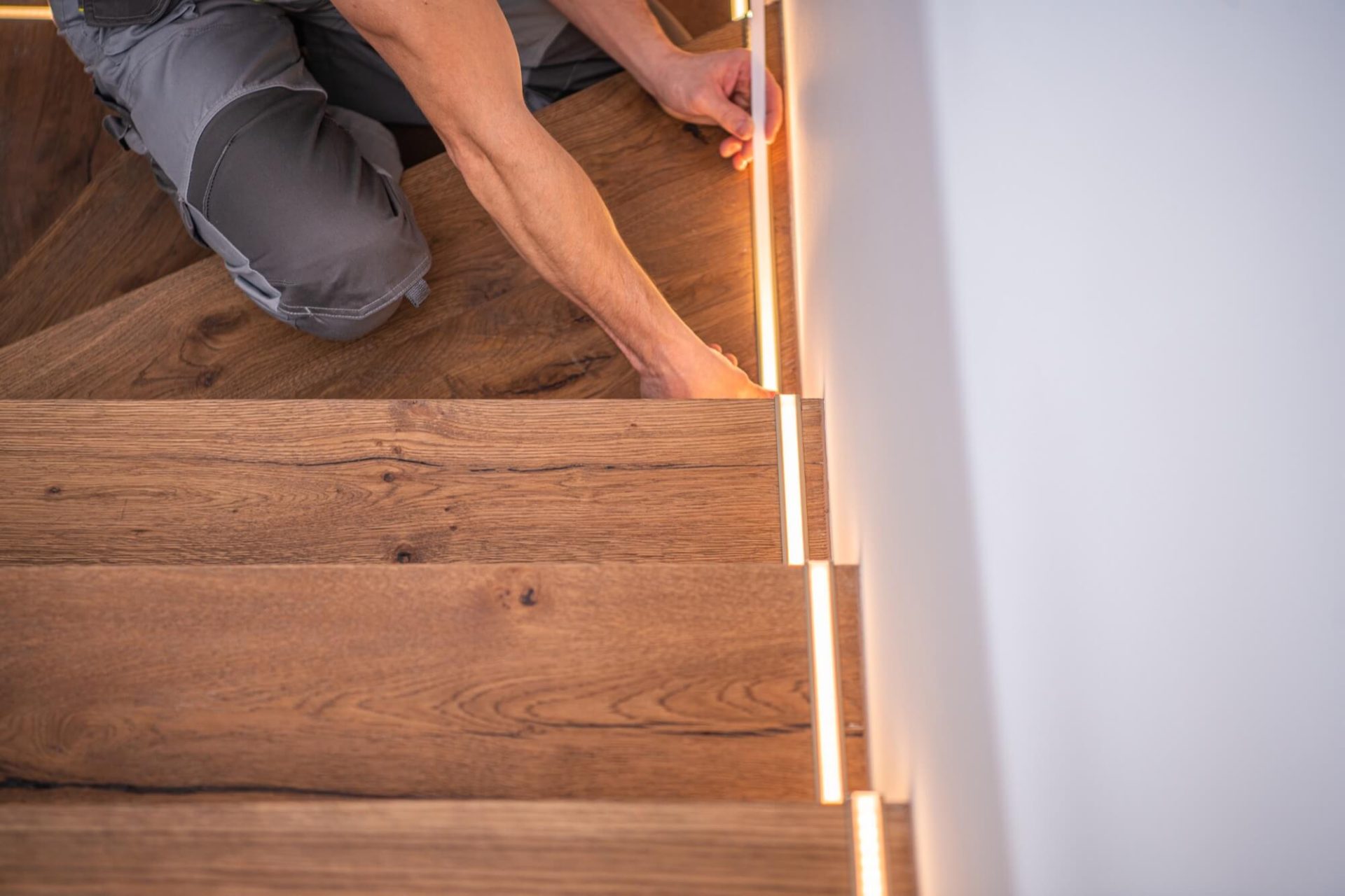 Trapprenovering Örebro visar hur man på ett stilfullt sätt kan integrera modern belysning i en gammal trappa