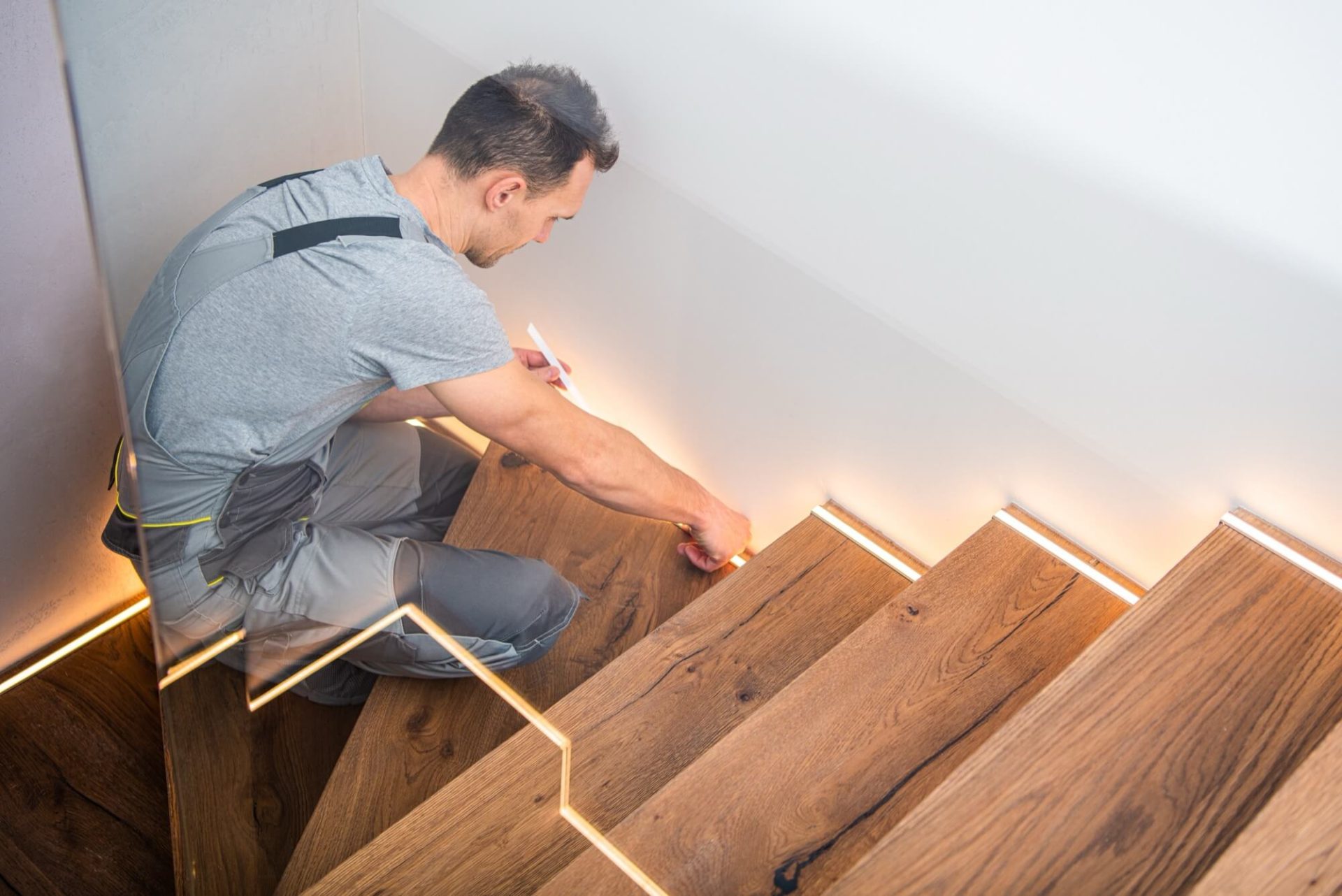 Trapprenovering Örebro förvandlar nu trappor med innovativ belysning som skapar en unik atmosfär i hemmet