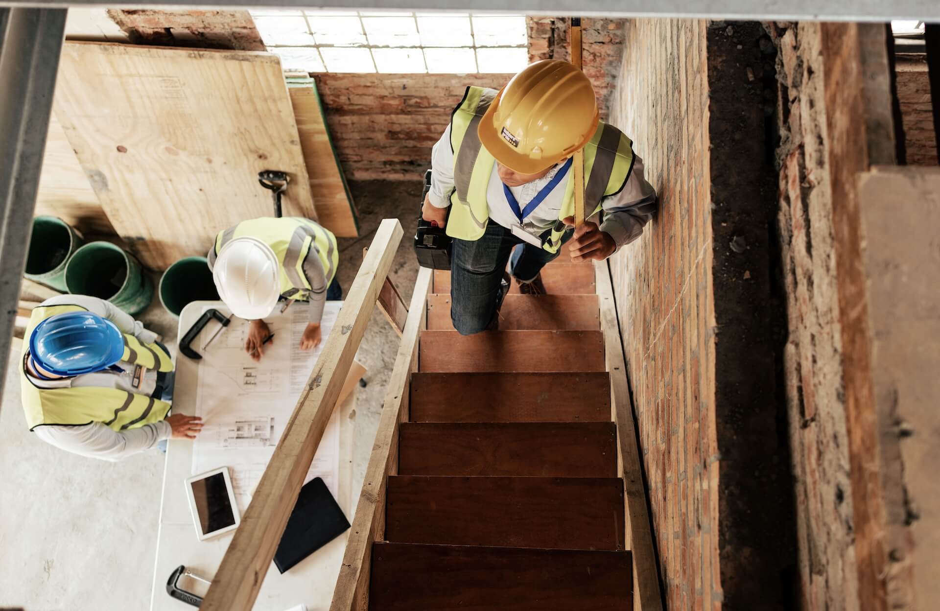 Trapprenovering Örebro gör en noggrann besiktning av arbetsplatsen